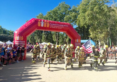 La cursa dels Bombers de Girona i Oncolliga Girona «Apaguem el càncer» reuneix a més de 1000 participants